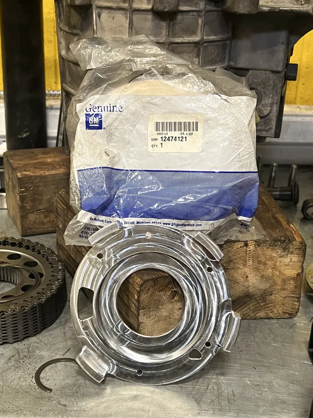 GM packaging labelled part 12474121 beside transfer-case components